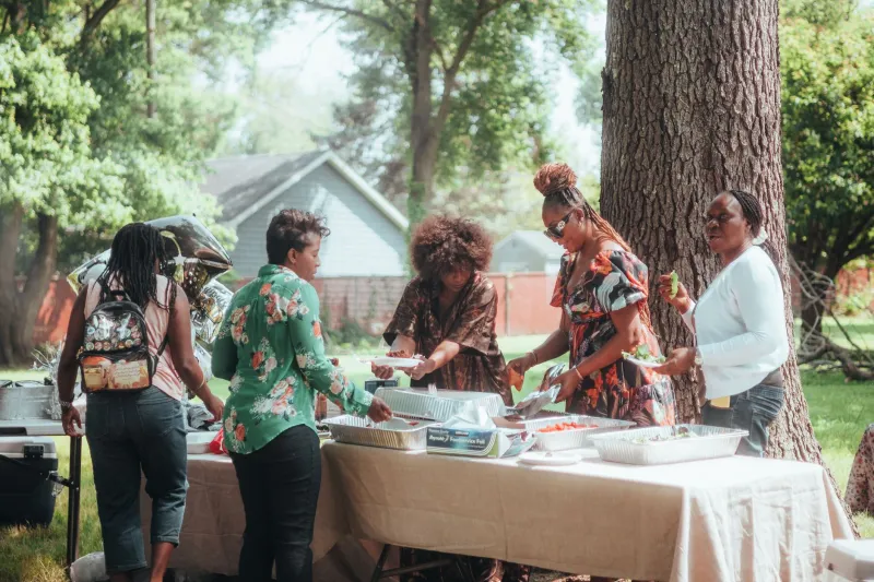Pass the Dish: Why Eating Together at Body-Positive Events Is Quietly Changing Everything